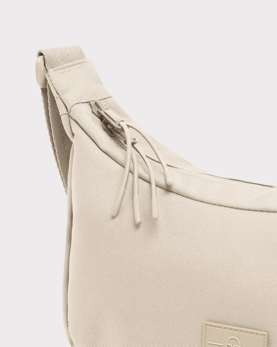 Die Ally Medium Half-Moon-Tasche sorgt für Ordnung bei den täglichen Essentials