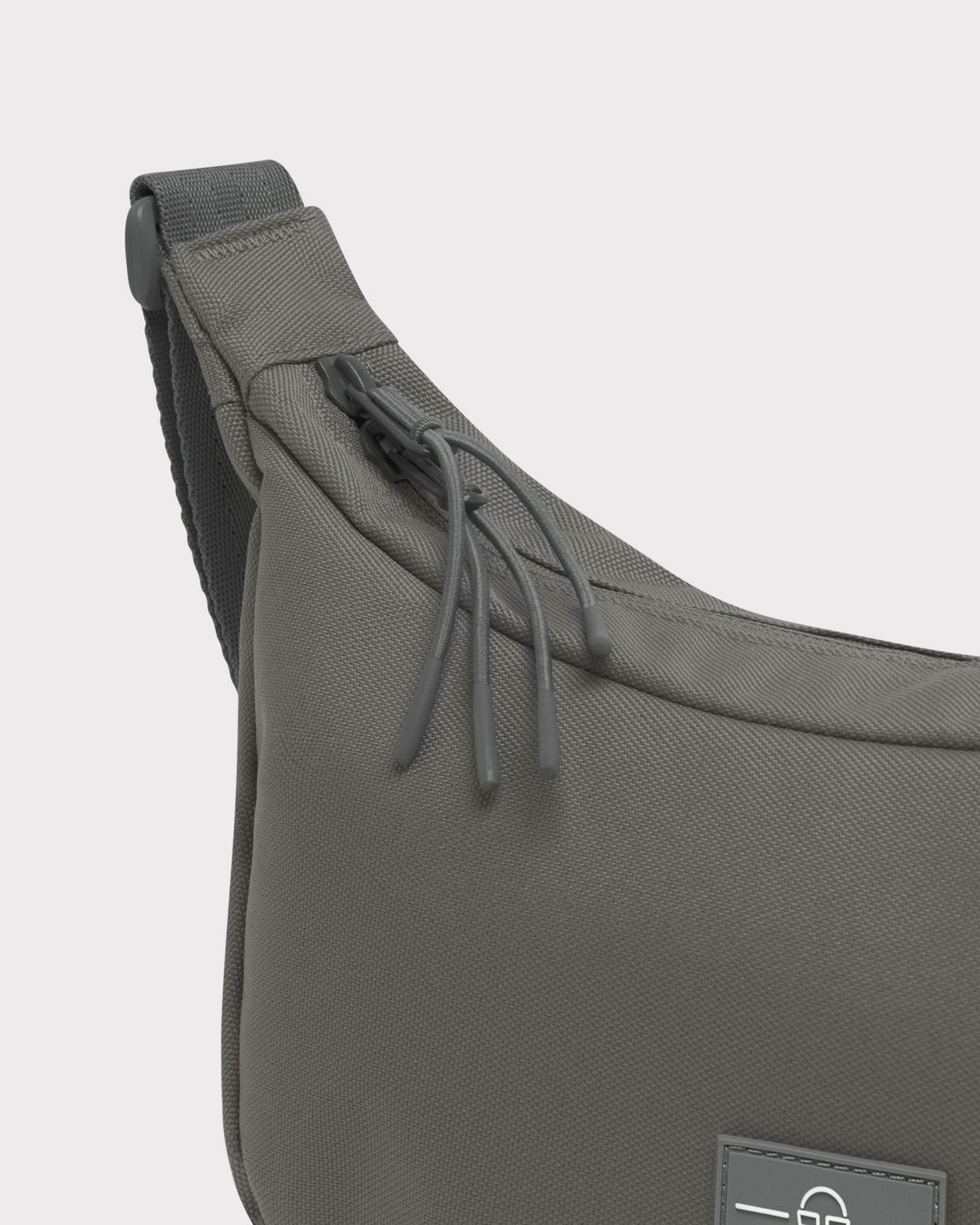 Die Ally Medium Half-Moon-Tasche sorgt für Ordnung bei den täglichen Essentials