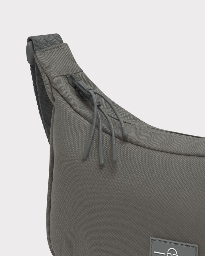 Die Ally Medium Half-Moon-Tasche sorgt für Ordnung bei den täglichen Essentials