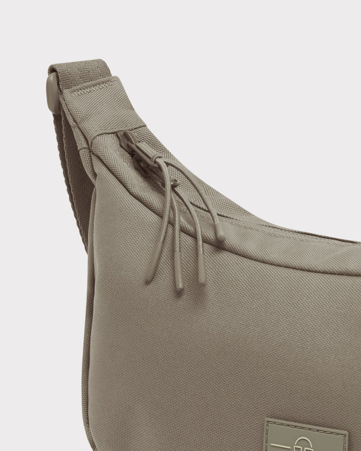 Die Ally Medium Half-Moon-Tasche sorgt für Ordnung bei den täglichen Essentials