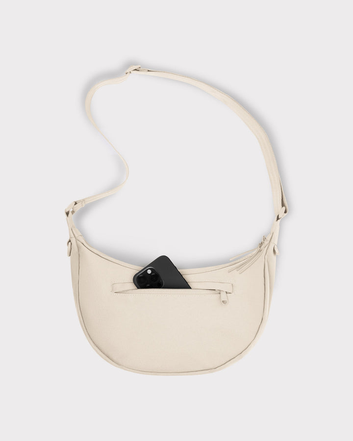 Die Ally Medium Half-Moon-Tasche sorgt für Ordnung bei den täglichen Essentials