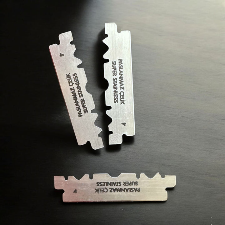 Hochwertiger Metallrasierer gleitet sanft für eine perfekte Rasur
