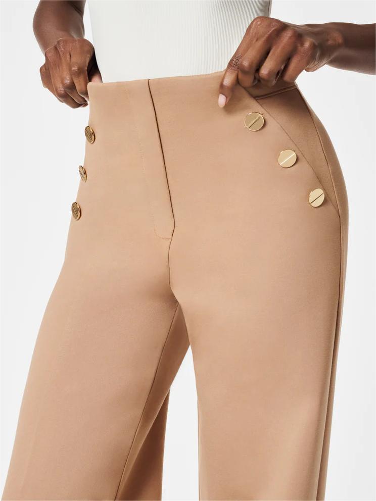 KnopfStil | Weit geschnittene Hose mit hoher Taille und Zierknöpfen